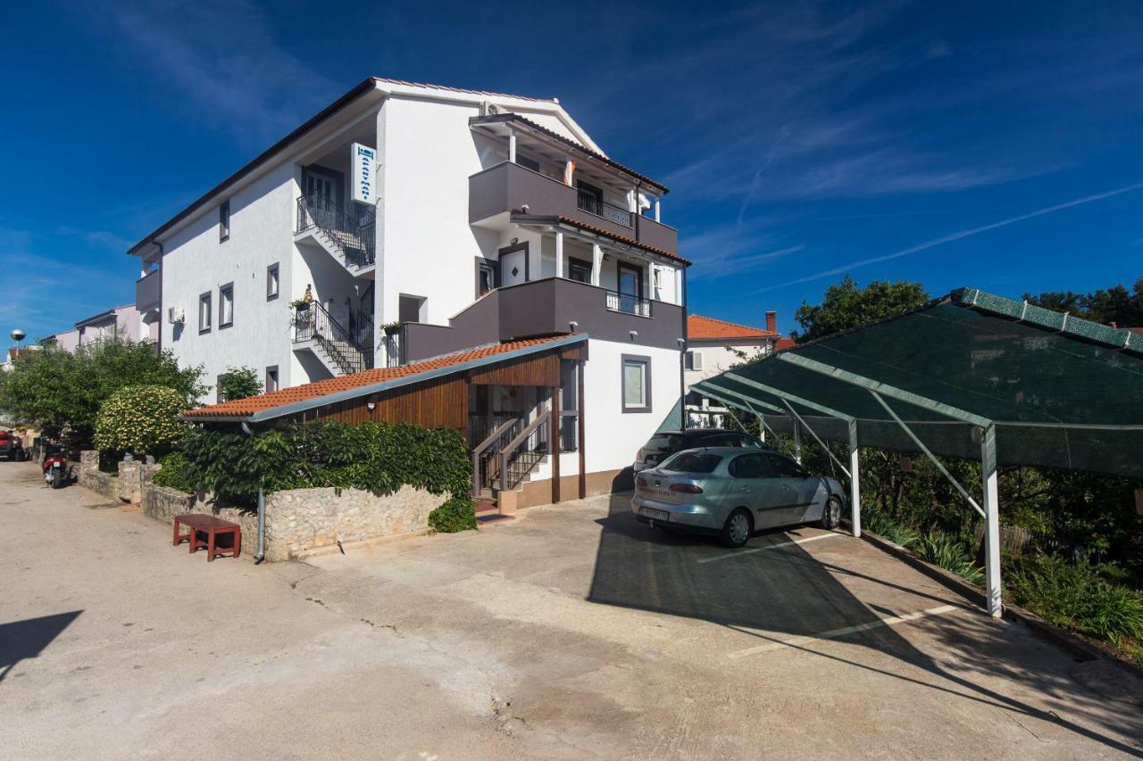קרק Apartments Hajl מראה חיצוני תמונה